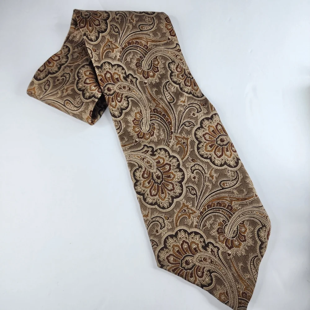 GEOFFREY BEENE Brown Paisley Silk Tie.
